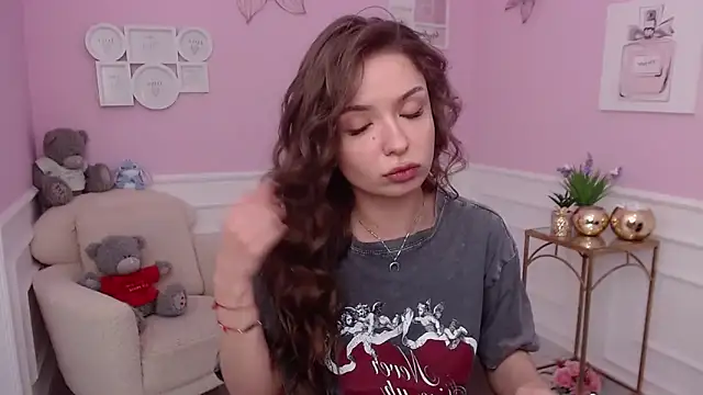 Snapshot of LucySkilar chatting on October 17, 4:37 am LucySkilar online show from October 17, 4:37 am