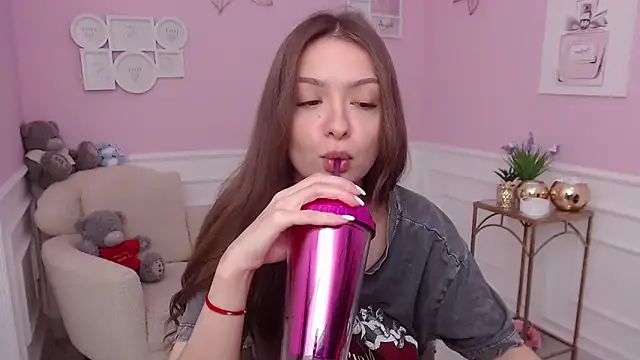 Snapshot of LucySkilar chatting on November 16, 5:35 am LucySkilar online show from November 16, 5:35 am