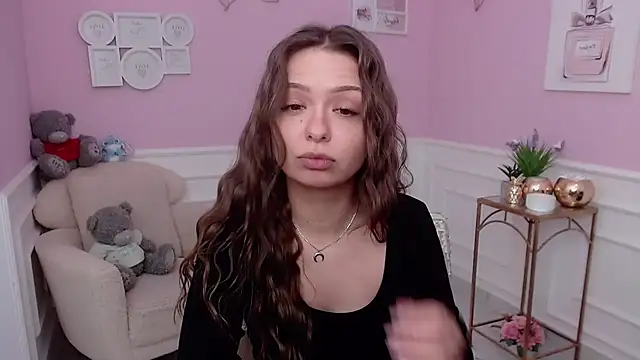 Snapshot of LucySkilar chatting on December 2, 9:25 am LucySkilar online show from December 2, 9:25 am