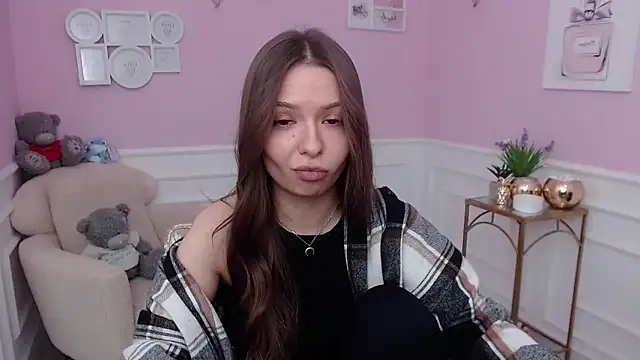 Snapshot of LucySkilar chatting on December 15, 6:17 am LucySkilar online show from December 15, 6:17 am