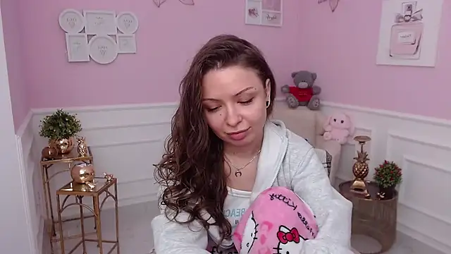 LucySkilar online show from February 6, 5:45 am