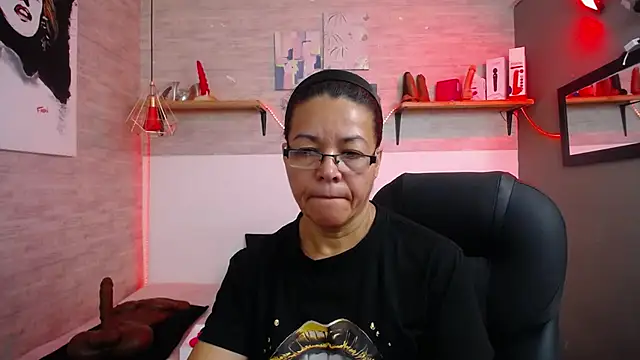 Snapshot of MaturePure chatting on October 20, 8:31 pm MaturePure online show from October 20, 8:31 pm