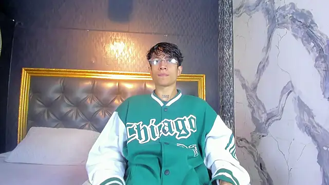 Snapshot of AgarEvans chatting on October 31, 2:34 am AgarEvans online show from October 31, 2:34 am