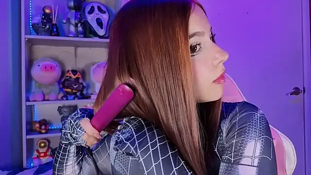 EmilyMiller  online show from November 8, 8:40 pm