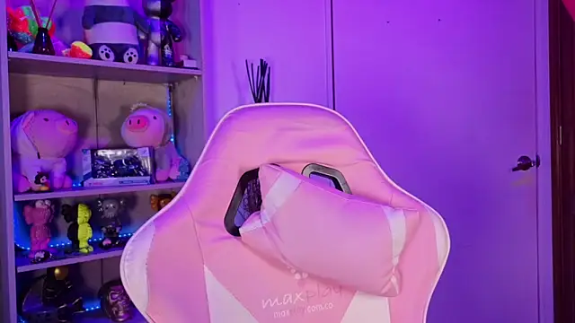 EmilyMiller  online show from April 15, 3:19 pm