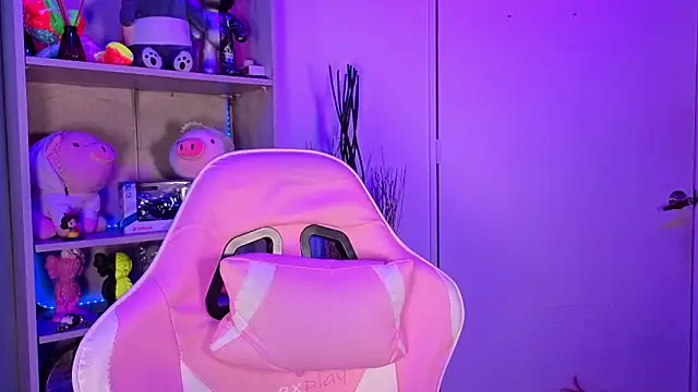 EmilyMiller  online show from April 21, 3:07 pm