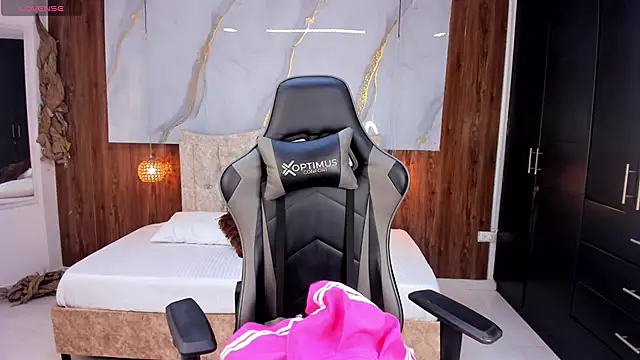 Snapshot of mia_18v chatting on March 21, 8:29 pm mia 18v online show from March 21, 8:29 pm