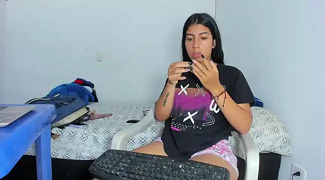 Snapshot of skinnyanai2 chatting on December 9, 2:49 pm skinnyanai2 online show from December 9, 2:49 pm