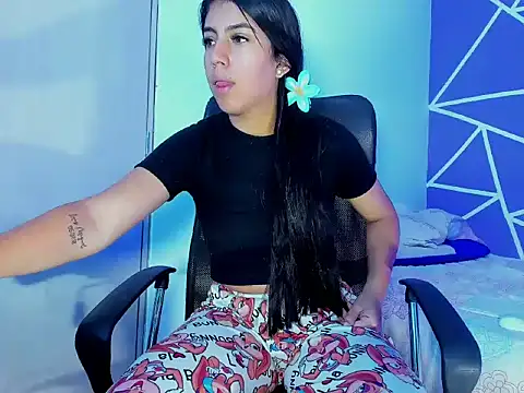 Snapshot of skinnyanai2 chatting on October 4, 2:37 pm skinnyanai2 online show from October 4, 2:37 pm