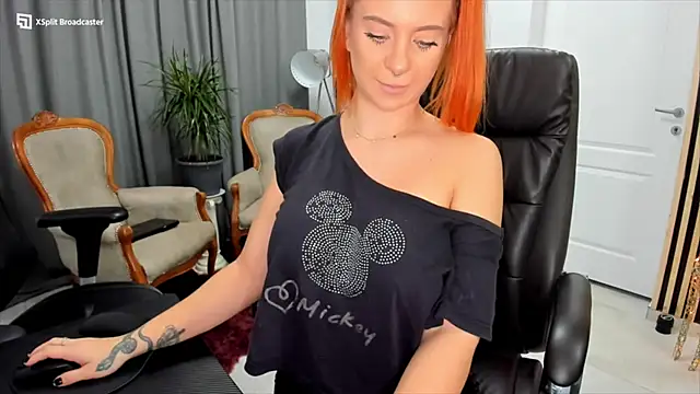 Snapshot of fireflowers_ chatting on December 7, 12:41 am fireflowers  online show from December 7, 12:41 am