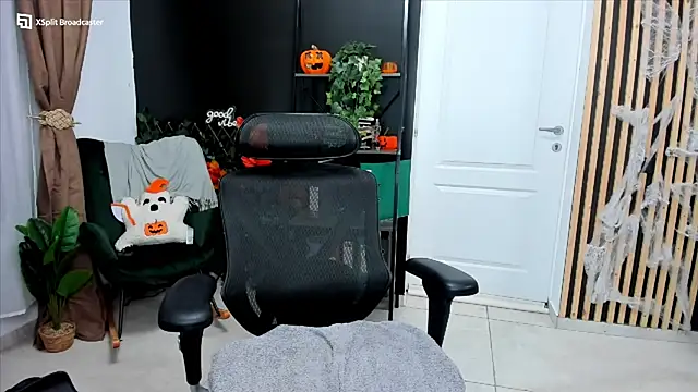 Snapshot of fireflowers_ chatting on October 28, 10:01 pm fireflowers  online show from October 28, 10:01 pm