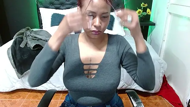 Snapshot of Dominik_girl chatting on February 19, 6:33 am Dominik girl online show from February 19, 6:33 am