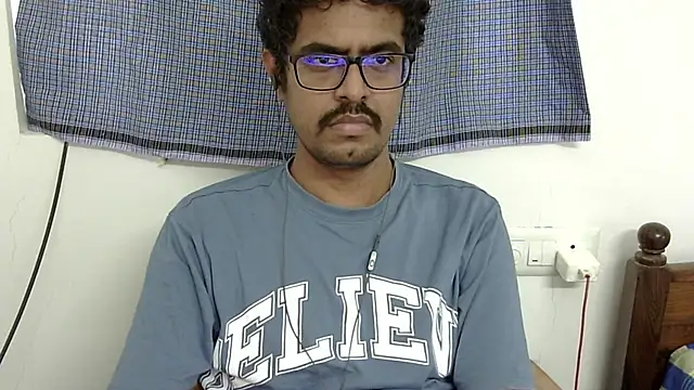 Snapshot of The_SHY_uncut chatting on October 21, 7:53 am The SHY uncut online show from October 21, 7:53 am