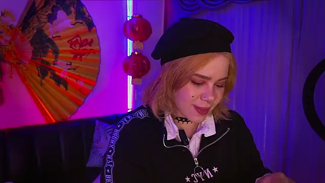 albaismynameX online show from October 25, 12:23 pm