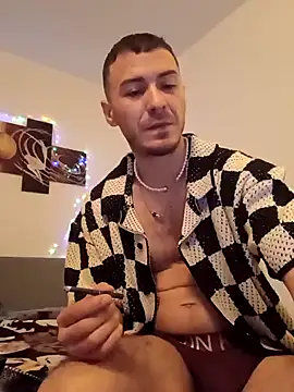 Snapshot of BenDover313OF chatting on December 16, 9:31 pm BenDover313OF online show from December 16, 9:31 pm