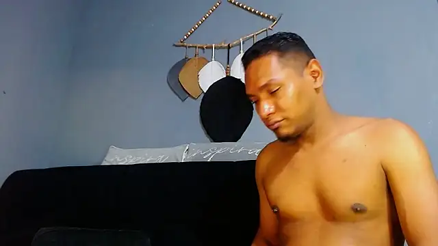 Snapshot of Grandeygruesa1 chatting on February 22, 9:01 am Grandeygruesa1 online show from February 22, 9:01 am