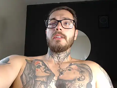 Snapshot of clark_r chatting on October 7, 12:19 am clark r online show from October 7, 12:19 am