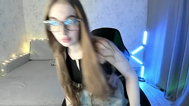 Snapshot of LissaCain chatting on November 27, 2:13 am LissaCain online show from November 27, 2:13 am