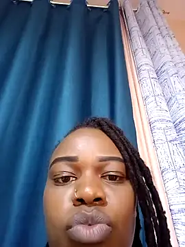 Snapshot of queen_arianna chatting on December 6, 1:29 am queen arianna online show from December 6, 1:29 am