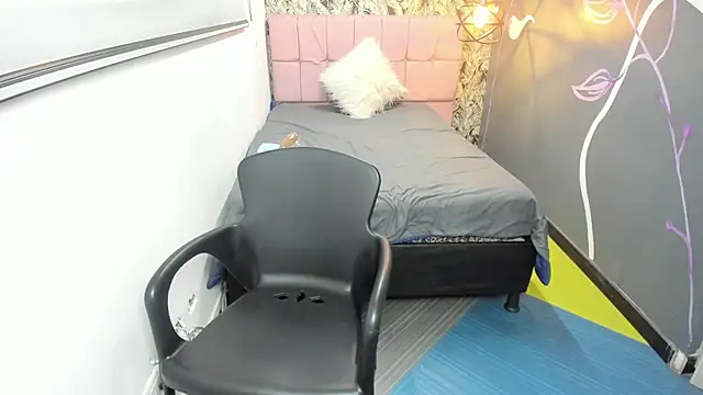 Snapshot of EmmaaEvans_ chatting on January 17, 11:59 am EmmaaEvans online show from January 17, 11:59 am