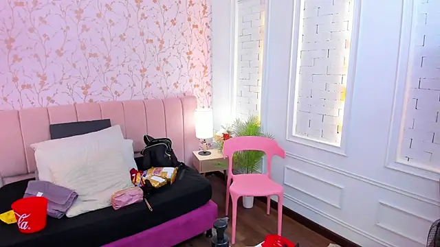 Snapshot of Georgina-coule chatting on December 2, 12:18 pm Georgina-coule online show from December 2, 12:18 pm