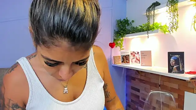 Snapshot of Georgina-coule chatting on February 19, 12:22 pm Georgina-coule online show from February 19, 12:22 pm