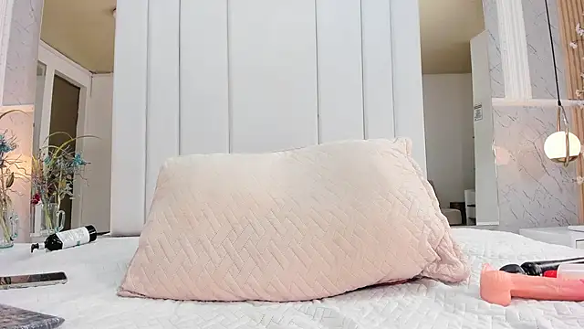 Snapshot of LiaObrien chatting on February 24, 11:30 pm LiaObrien online show from February 24, 11:30 pm