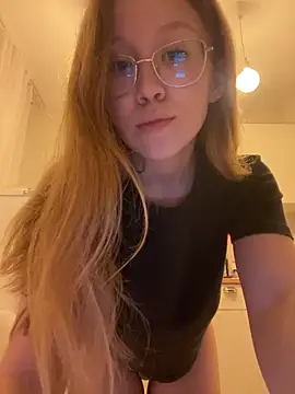 Snapshot of Eva_Weyne chatting on December 1, 7:14 pm Eva Weyne online show from December 1, 7:14 pm