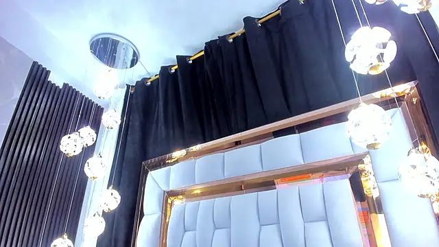 Snapshot of SarayRoyse chatting on November 30, 7:18 pm SarayRoyse online show from November 30, 7:18 pm