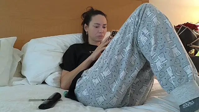 Snapshot of Mr-and-Mrs-Smith chatting on March 11, 10:51 am Mr-and-Mrs-Smith online show from March 11, 10:51 am