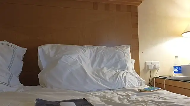 Snapshot of Mr-and-Mrs-Smith chatting on March 18, 6:04 pm Mr-and-Mrs-Smith online show from March 18, 6:04 pm