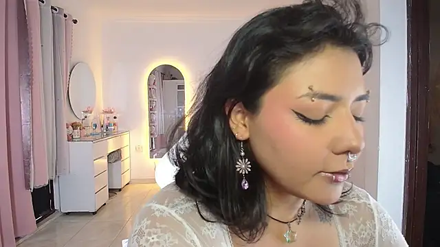 Evelynn online show from April 29, 8:48 pm