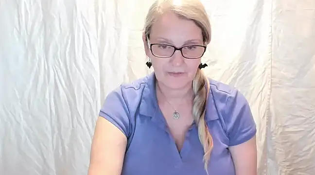 irinamaux online show from February 20, 1:51 pm