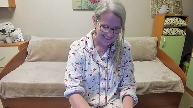 irinamaux online show from March 15, 7:59 pm