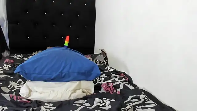 Snapshot of esmeraldastrong chatting on October 9, 10:52 pm esmeraldastrong online show from October 9, 10:52 pm