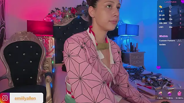 Snapshot of EmilyAllen_ chatting on December 19, 5:51 am EmilyAllen online show from December 19, 5:51 am