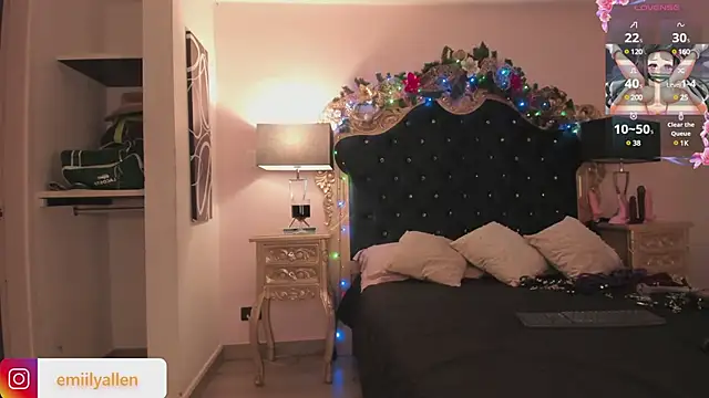 Snapshot of EmilyAllen_ chatting on December 20, 5:36 am EmilyAllen online show from December 20, 5:36 am