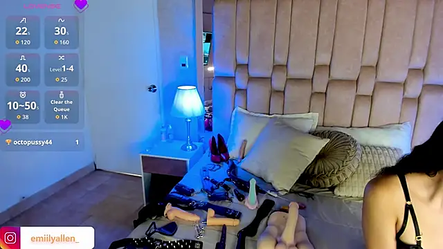 Snapshot of EmilyAllen_ chatting on October 9, 3:48 am EmilyAllen online show from October 9, 3:48 am