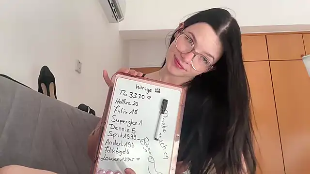 Snapshot of RoxiBlack chatting on November 29, 7:22 am RoxiBlack online show from November 29, 7:22 am