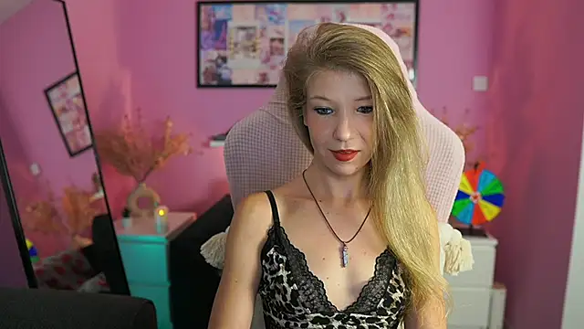 missicute online show from September 28, 4:45 pm