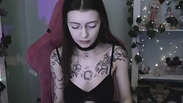 prettybones online show from June 10, 9:14 pm
