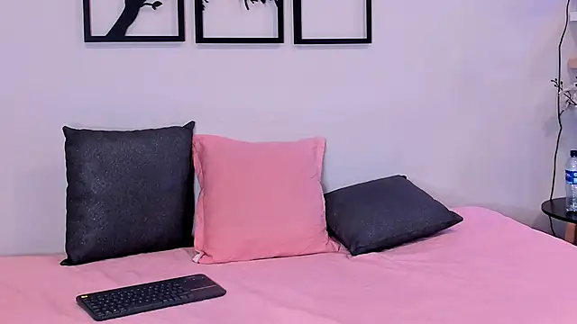 scarlett johs online show from October 17, 9:56 am