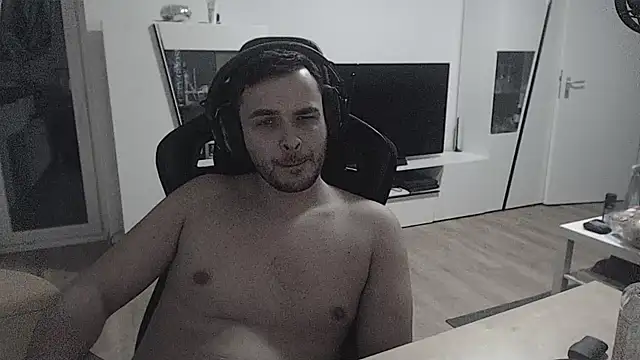 Snapshot of SharkLuigi chatting on February 1, 12:40 am SharkLuigi online show from February 1, 12:40 am