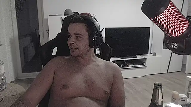 Snapshot of SharkLuigi chatting on October 25, 11:43 pm SharkLuigi online show from October 25, 11:43 pm