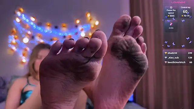 Snapshot of Femdom_Lola chatting on December 5, 8:44 pm Femdom Lola online show from December 5, 8:44 pm