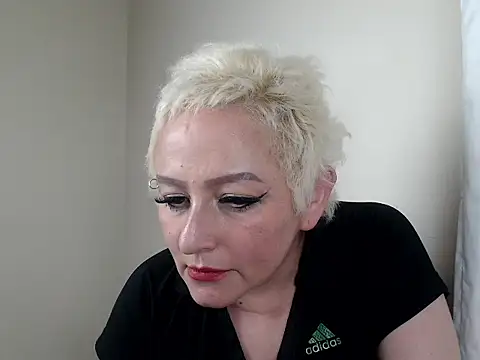 Snapshot of FRANCHEZKA chatting on April 1, 4:02 am FRANCHEZKA online show from April 1, 4:02 am