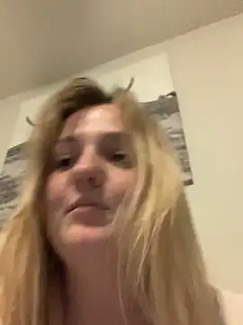 Snapshot of cammy2 chatting on January 22, 2:15 am cammy2 online show from January 22, 2:15 am