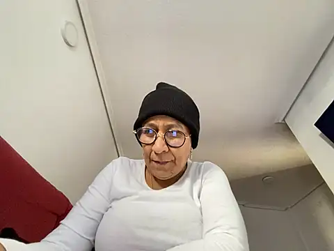 Snapshot of sweeviolet chatting on December 20, 10:38 am sweeviolet online show from December 20, 10:38 am