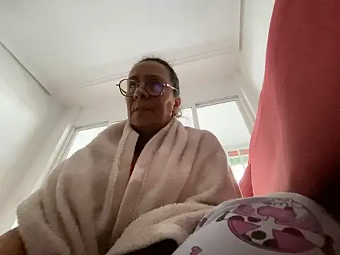 Snapshot of sweeviolet chatting on January 11, 8:43 am sweeviolet online show from January 11, 8:43 am