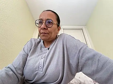 Snapshot of sweeviolet chatting on February 22, 2:19 pm sweeviolet online show from February 22, 2:19 pm